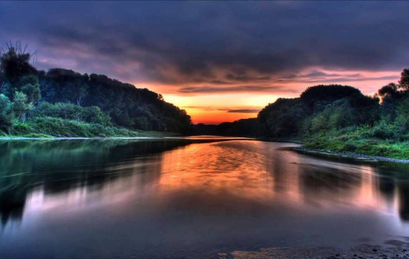 Di fiumi e (d)istanti, poestoria di Claudia Brugna